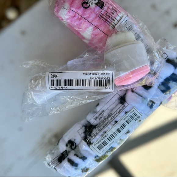 Pink and White Cleansing Brush and 2 Spa Headband Set - Picture 4 of 5